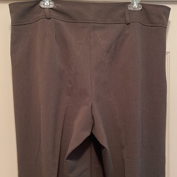 Dressy capri pants in a beautiful deep earthy green colour. - Picture 6 of 8
